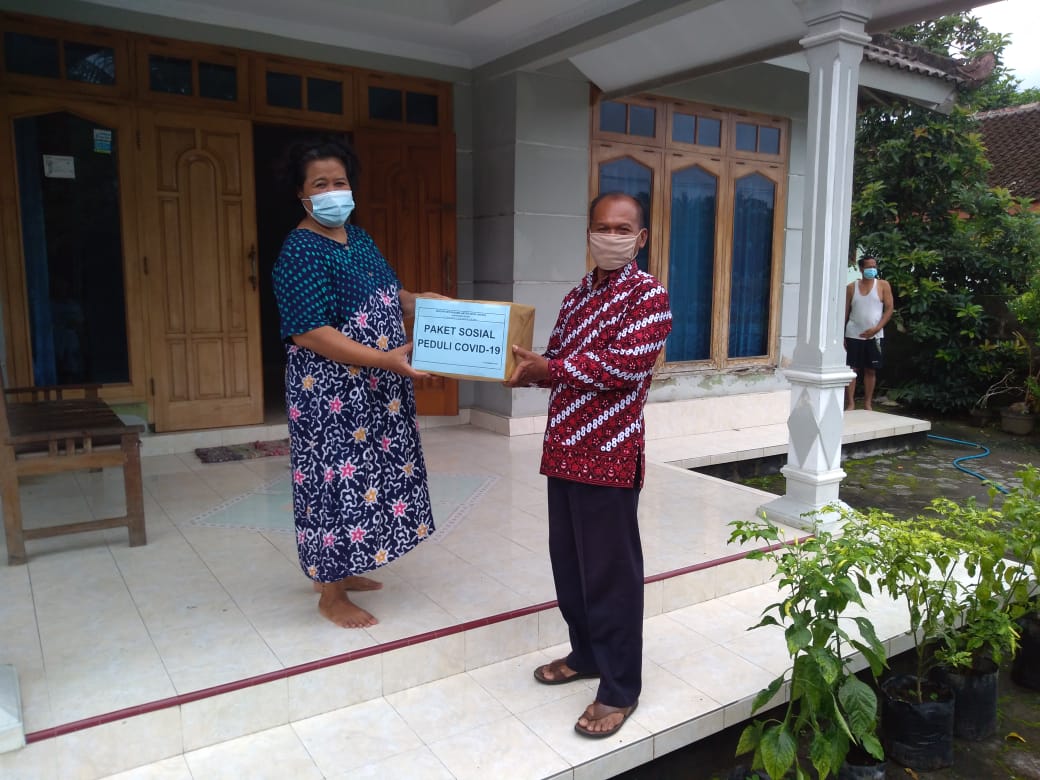 Penyerahan Bantuan Untuk Keluarga yang Melakukan Isolasi Mandiri Covid-19 Dari BKAD Kapanewon Galur